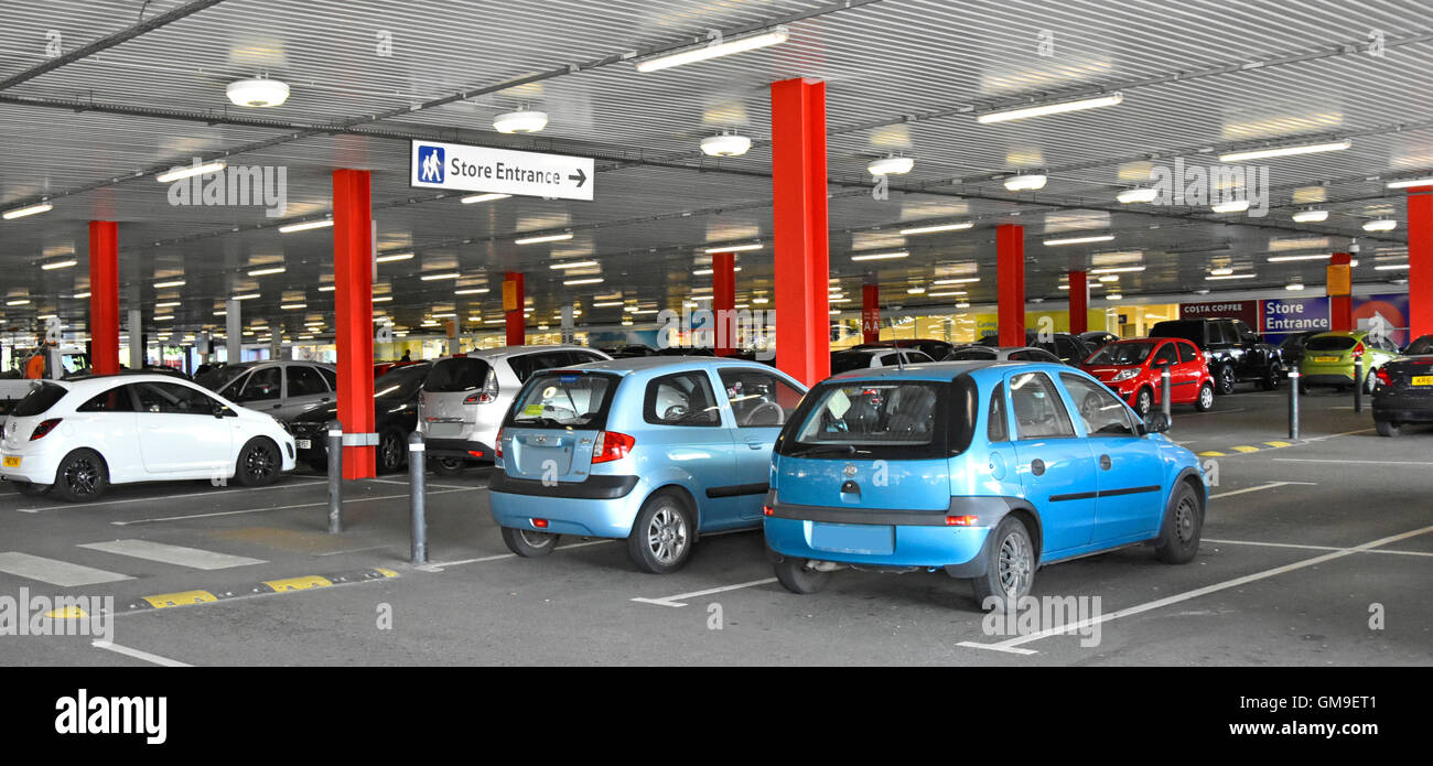 Supermarché Tesco piscine rez-de-chaussée sous le couvert du parc de voiture ci-dessous premier étage pont Chesterfield Derbyshire shopping England UK (peu d'écran noir nombre de voitures Banque D'Images