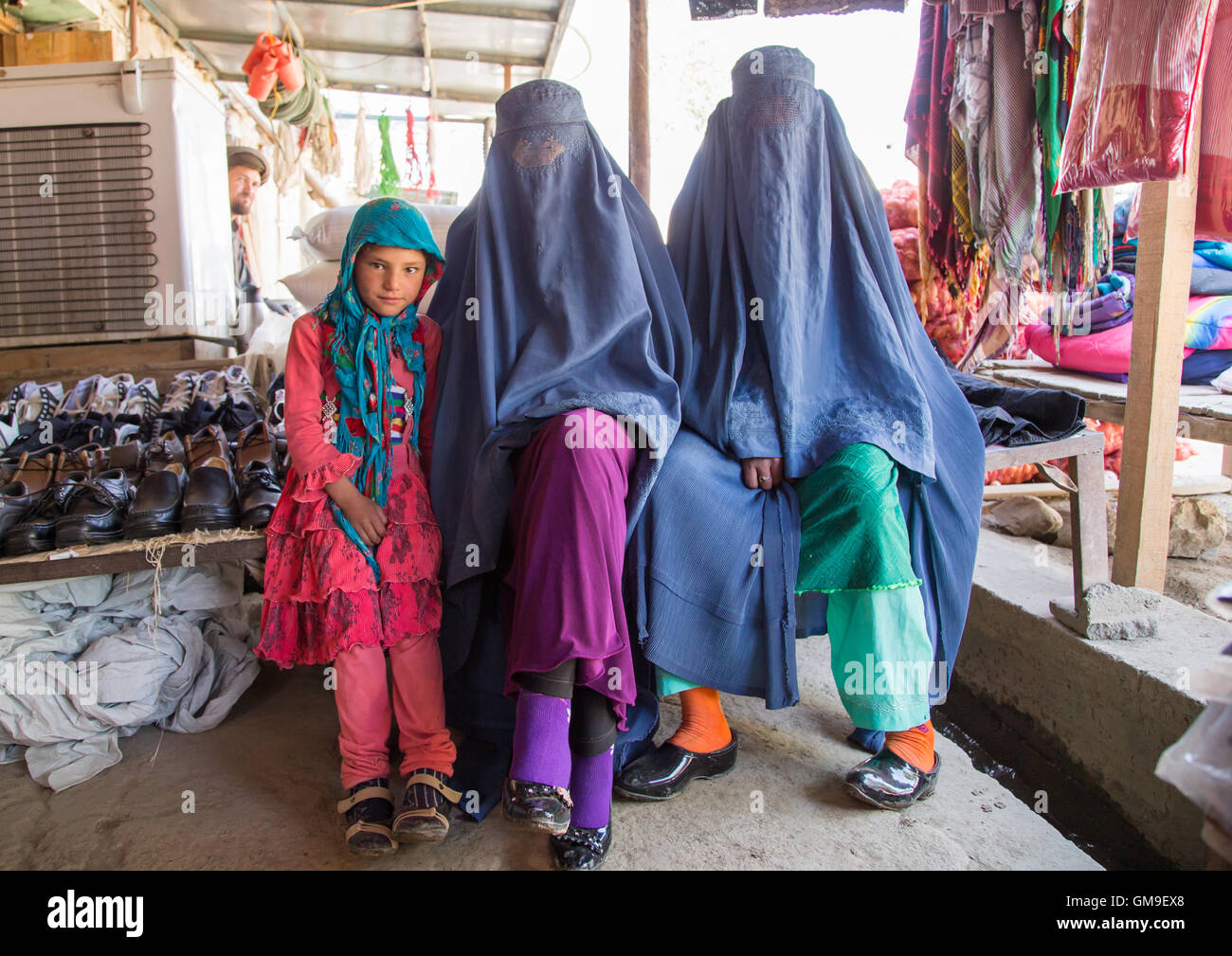 Les femmes portant des burqas contre le marché, dans la province de Badakhshan, Afghanistan Ishkashim, Banque D'Images