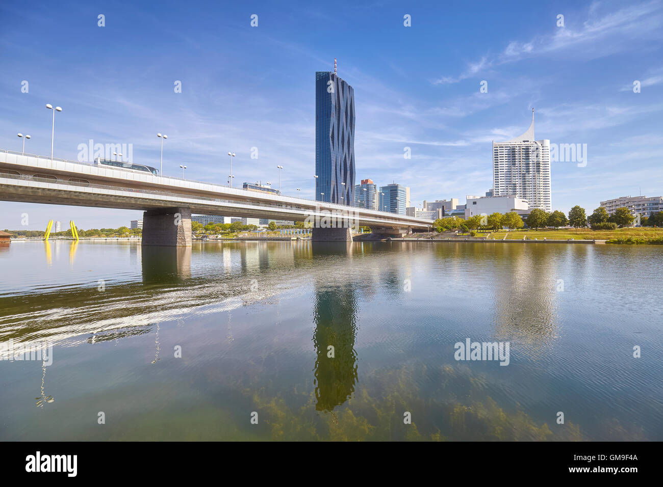 Financial District à Vienne avec pont sur le Danube, en Autriche. Banque D'Images