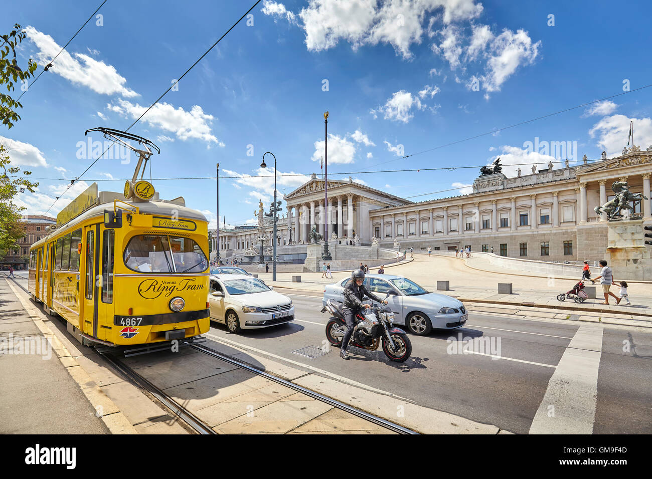 Vieux tram et véhicules sur rue en face de l'édifice du parlement autrichien. Banque D'Images