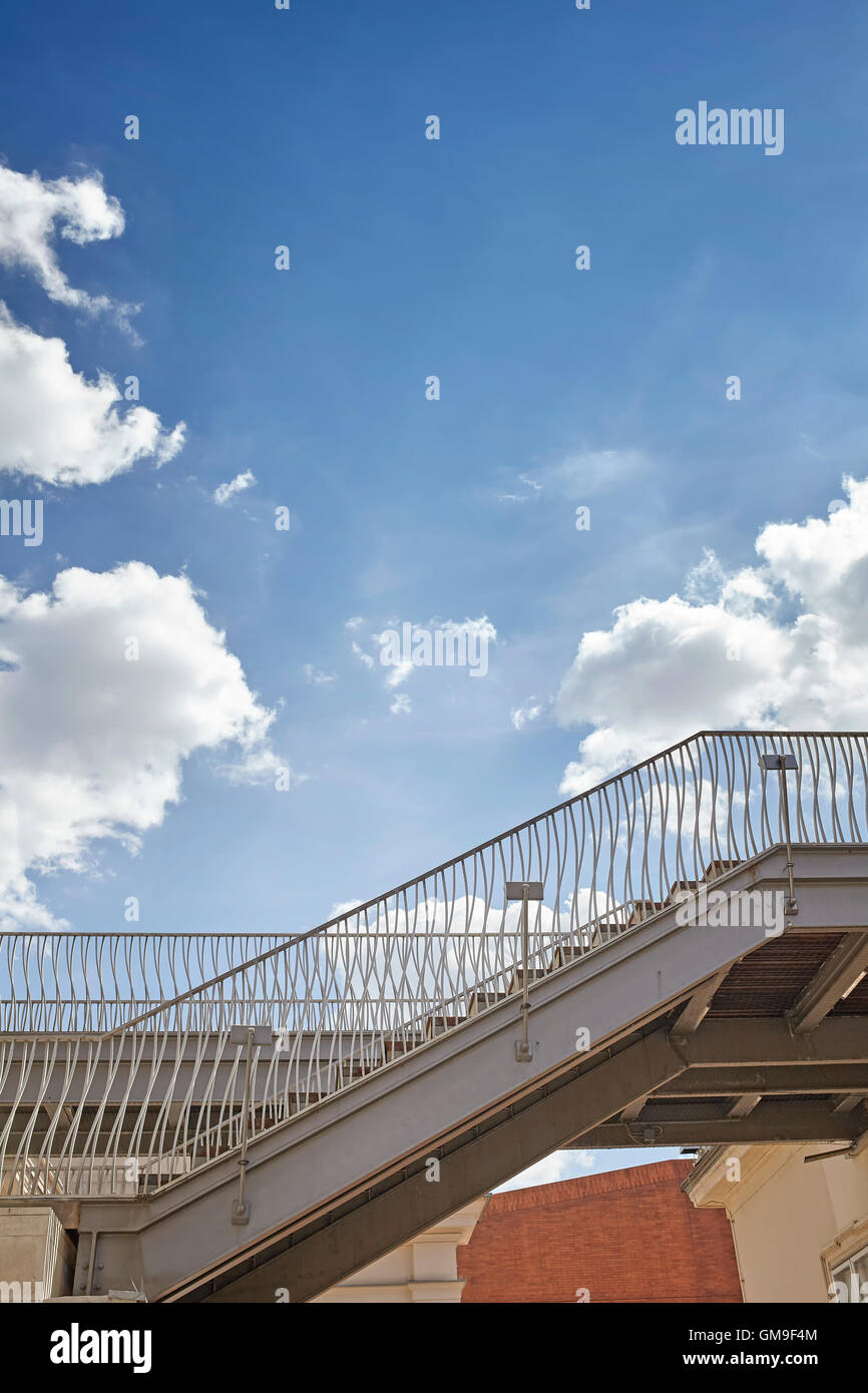 Escaliers sur fond de ciel bleu, de l'espace pour le texte. Banque D'Images