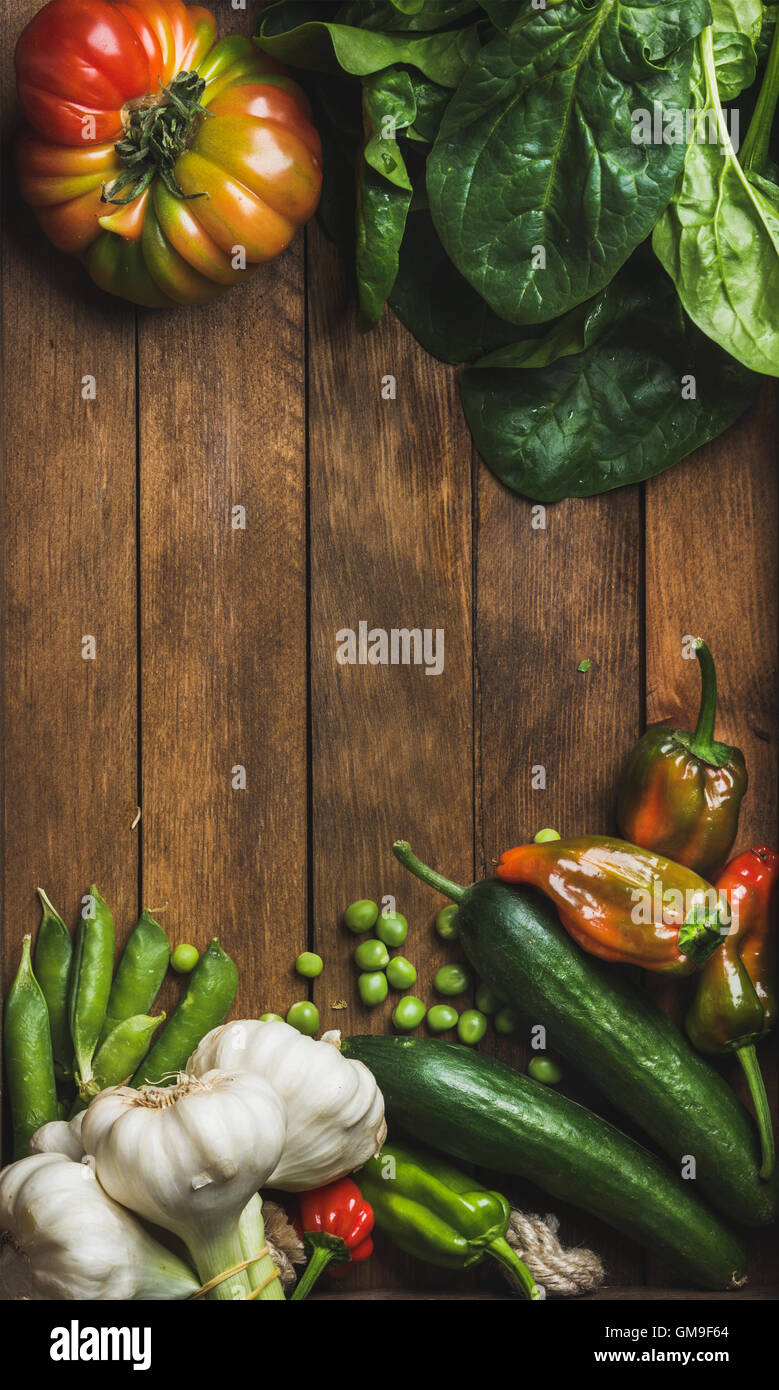 Légumes crus frais ingrédients pour la cuisine saine ou salade de décisions sur fond de bois Banque D'Images