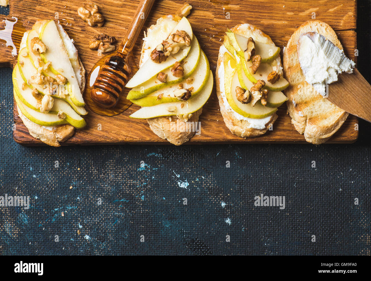 Crostini avec ricotta, poire, miel et noix Banque D'Images