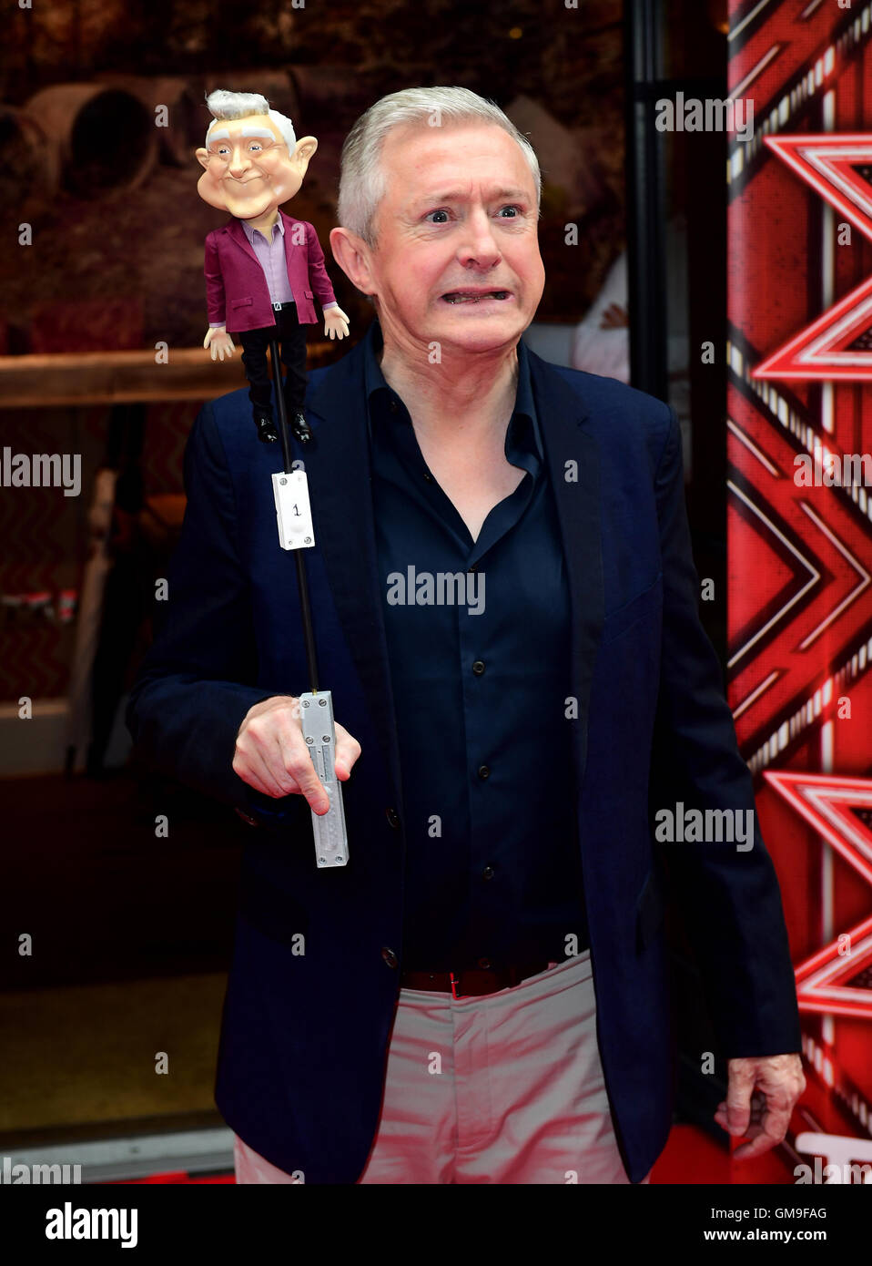 Voir le juge Louis Walsh avec une caricature de lui-même assister à une poupée X Factor 2016 Lancement à 1 Hamyard Hotel, Londres. Banque D'Images