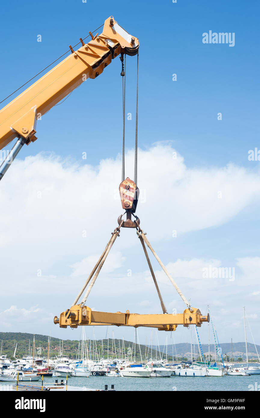 Vieux bateau grue cross ascenseur partie en port et bateaux de se concentrer en arrière-plan Banque D'Images