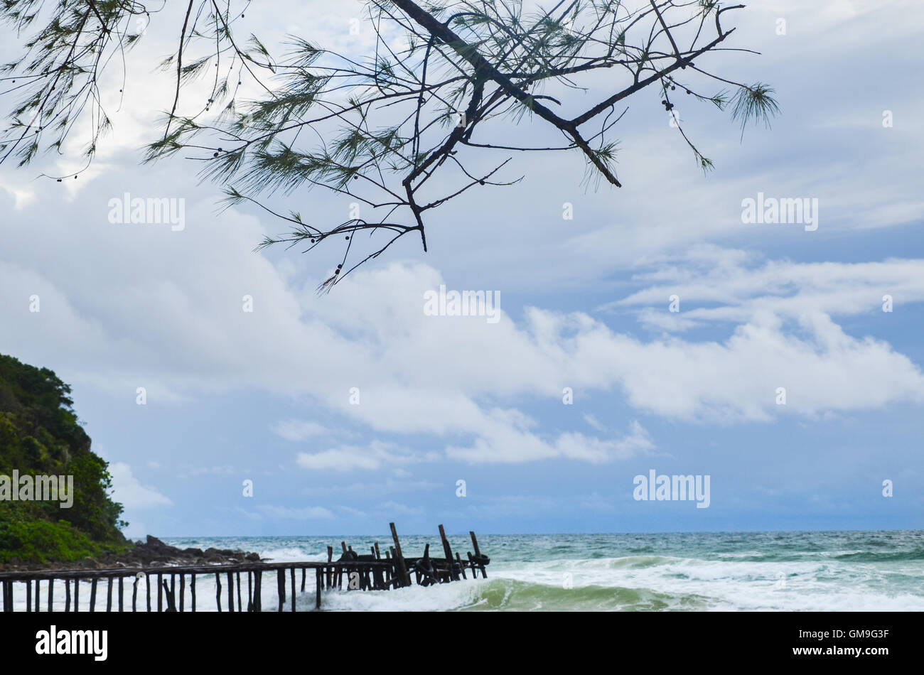 Plage vide avec l'ancienne jetée en bois sur un soir de grand vent, Koh Rong Saleom, Cambodge Banque D'Images