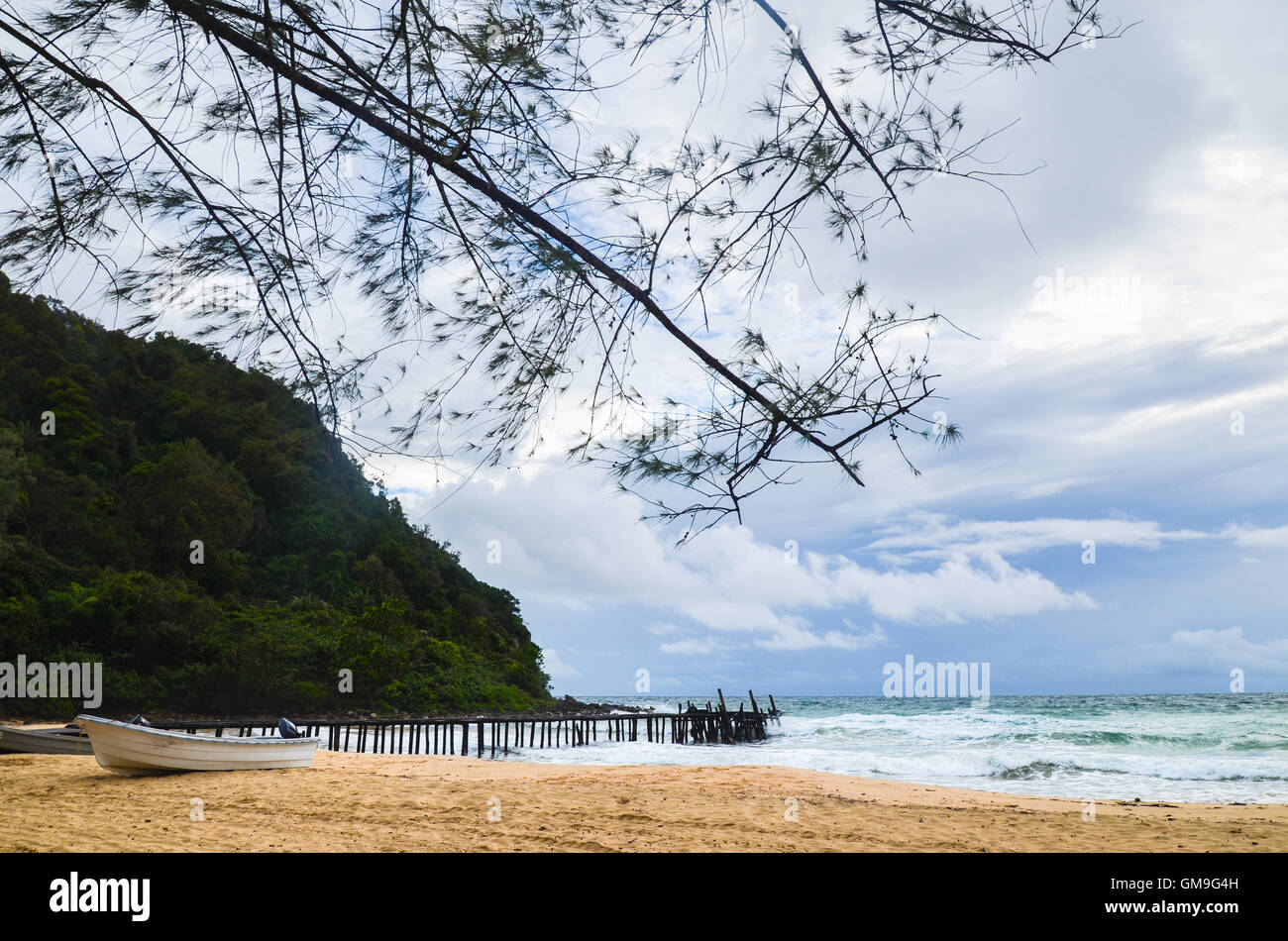 Plage vide avec l'ancienne jetée en bois sur un soir de grand vent, Koh Rong Saleom, Cambodge Banque D'Images