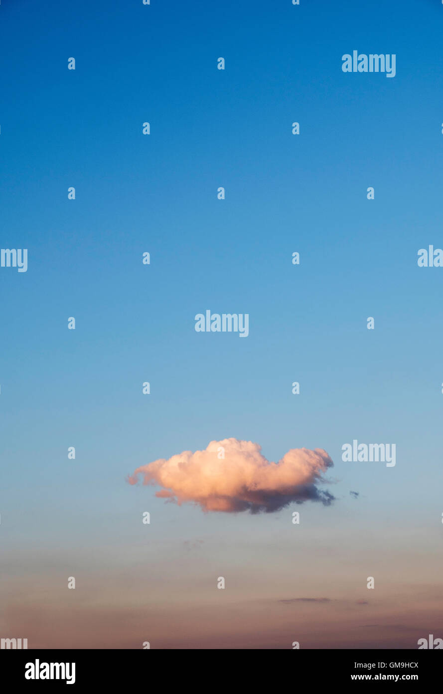 Seul nuage sur ciel bleu au coucher du soleil Banque D'Images