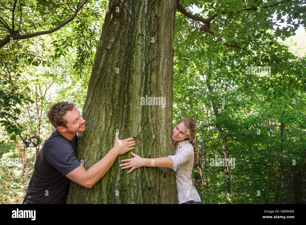 Couple hugging tree Banque D'Images