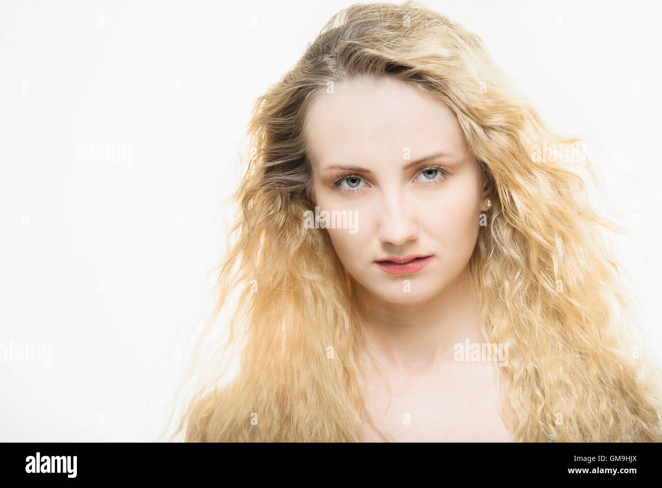 Portrait de femme belle, blonde, avec de longs cheveux bouclés Banque D'Images