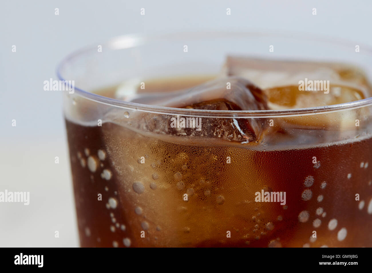 Close-up de boisson froide avec des cubes de glace Banque D'Images