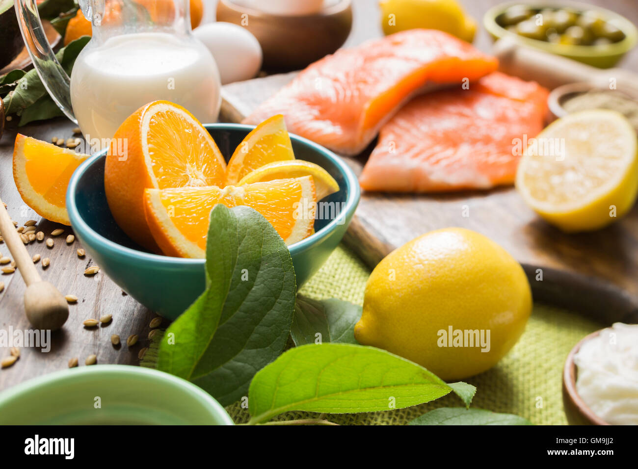 Tranches d'orange dans un bol et filet de saumon Banque D'Images