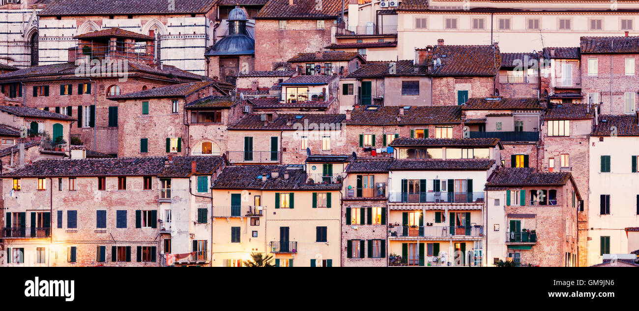 Italie, Toscane, Sienne, scène urbaine avec de vieilles maisons Banque D'Images