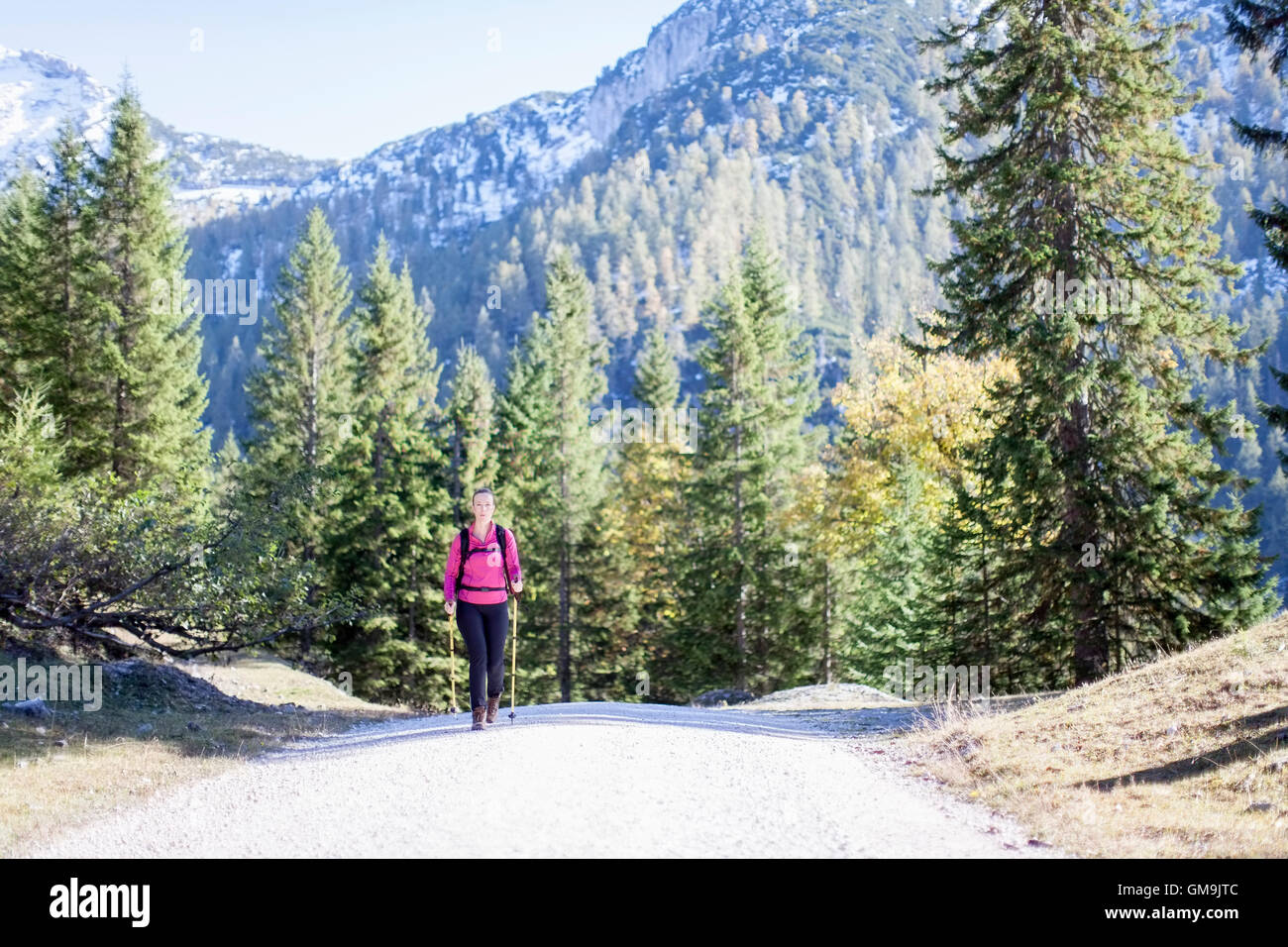 L'Autriche, Salzburger Land, Weissbach, mature woman hiking sur journée ensoleillée dans paysage de montagnes Banque D'Images