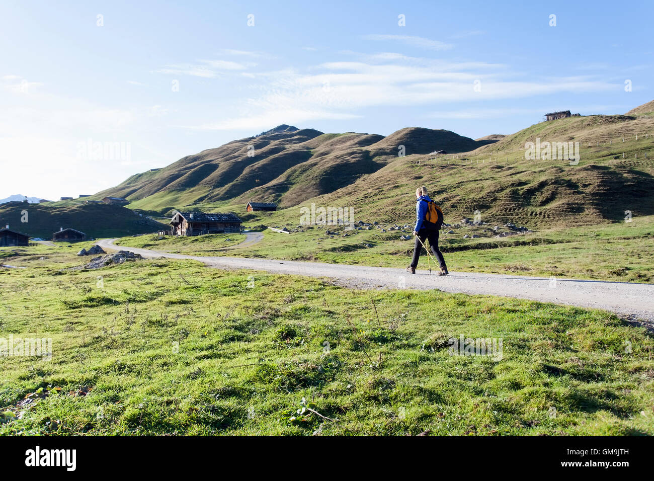 L'Autriche, Salzburger Land, Weissbach, mature woman hiking sur journée ensoleillée dans paysage de montagnes Banque D'Images