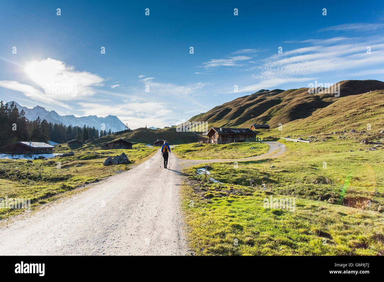 L'Autriche, Salzburger Land, Weissbach, mature woman hiking sur journée ensoleillée dans paysage de montagnes Banque D'Images