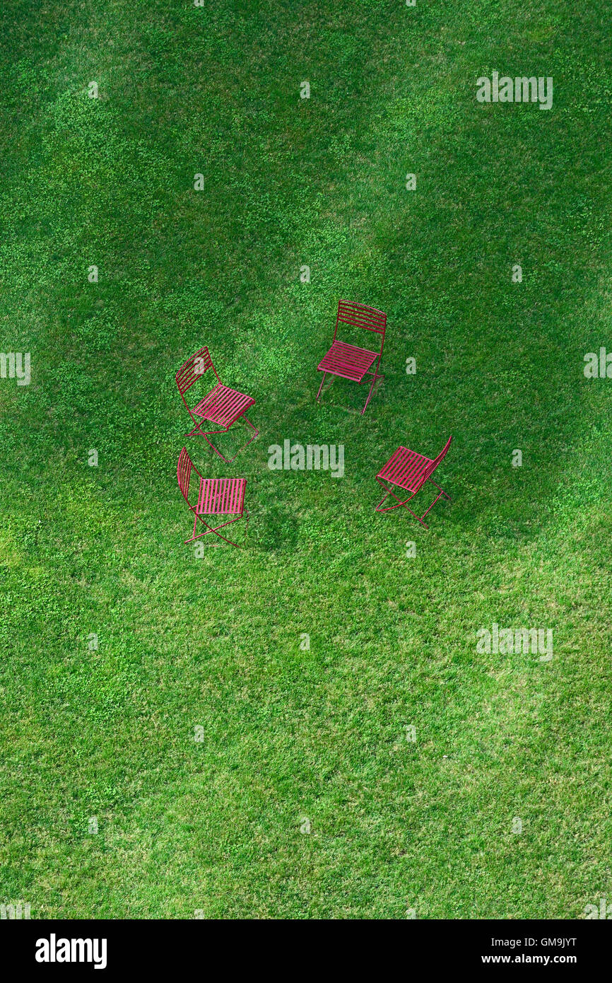 Massachusetts, Boston, High angle view de chaises vides sur l'herbe sur Rose Kennedy Greenway Banque D'Images