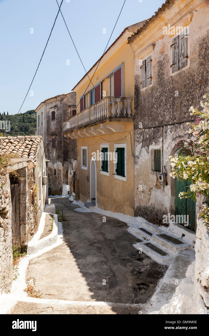 Rue étroite dans le vieux village de montagne de Makrades Corfou, Grèce Banque D'Images