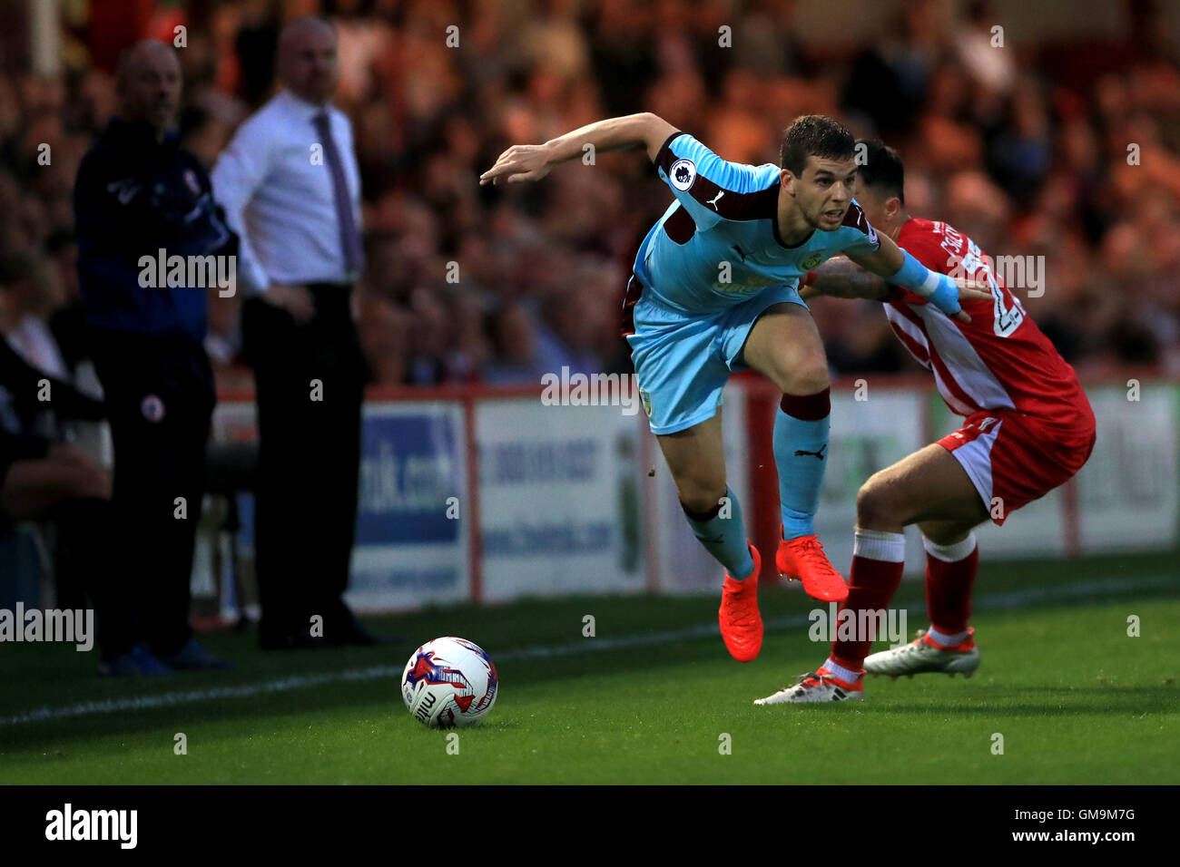 Burnley's Jon Flanagan (à gauche) et Accrington Stanley's John O'Sullivan bataille pour la balle au cours de l'EFL Cup, Deuxième tour au stade de Wham, Accrington. Banque D'Images