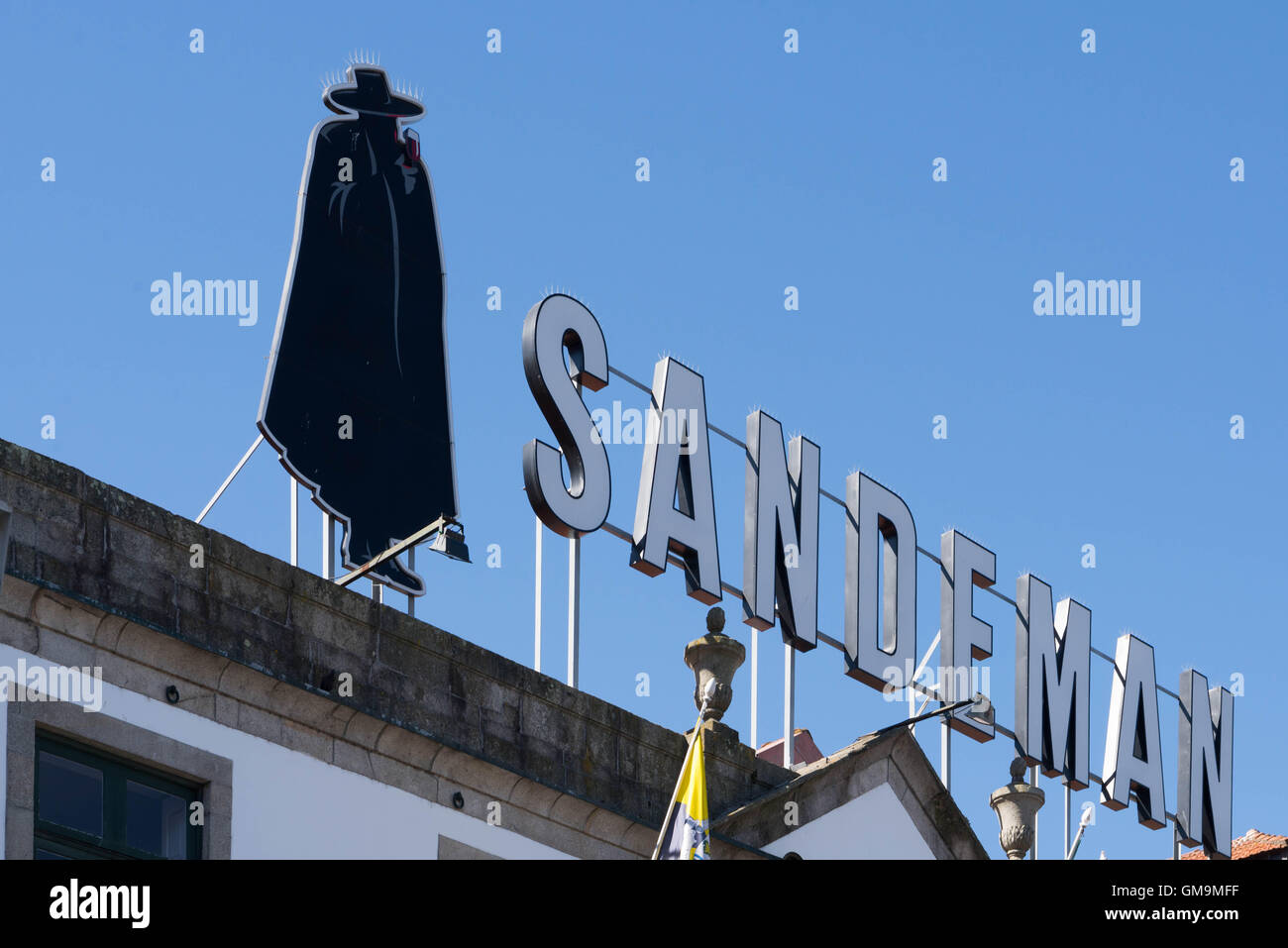 La figure de marque caped Sandeman est au sommet de l'entrepôt et du musée du célèbre producteur de vin de porto. Banque D'Images