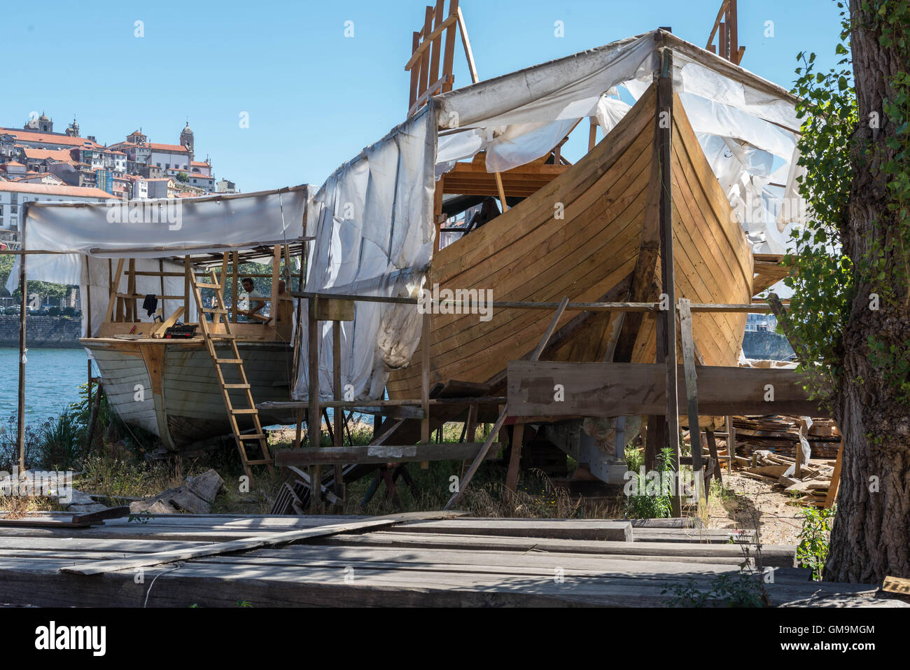 Bateaux en construction ou rénovation dans un petit chantier naval, Douro, Vila Nova de Gaia, Portugal Banque D'Images