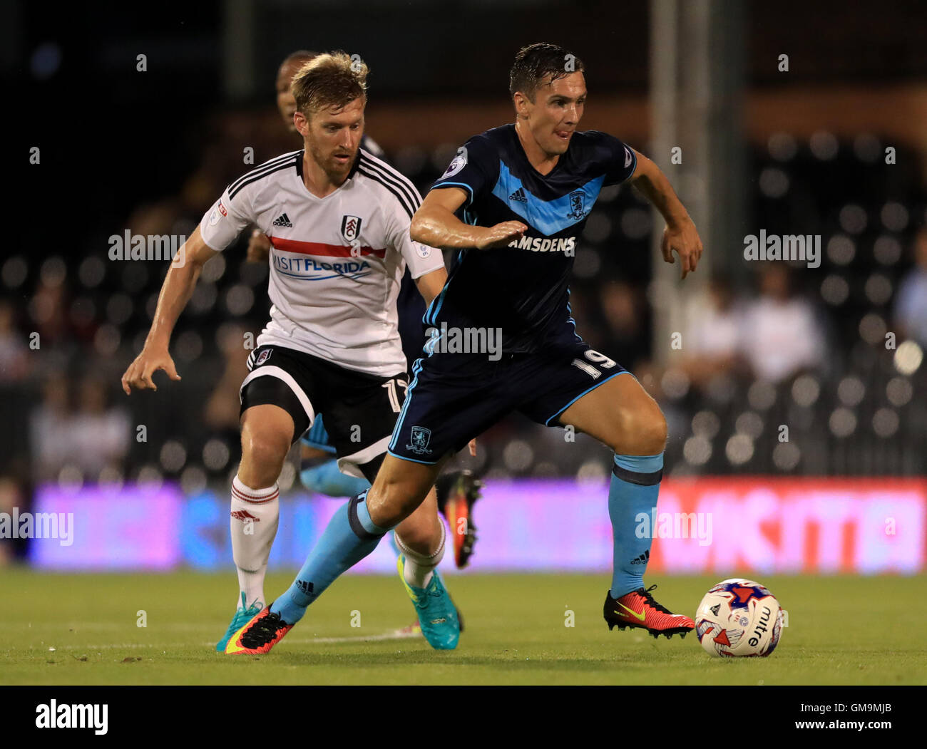 De Middlesbrough Stewart Downing (à droite) batailles pour la possession du ballon avec Fulham's Tim Ream, (à gauche) au cours de l'EFL Cup, deuxième tour à Craven Cottage, à Londres. Banque D'Images