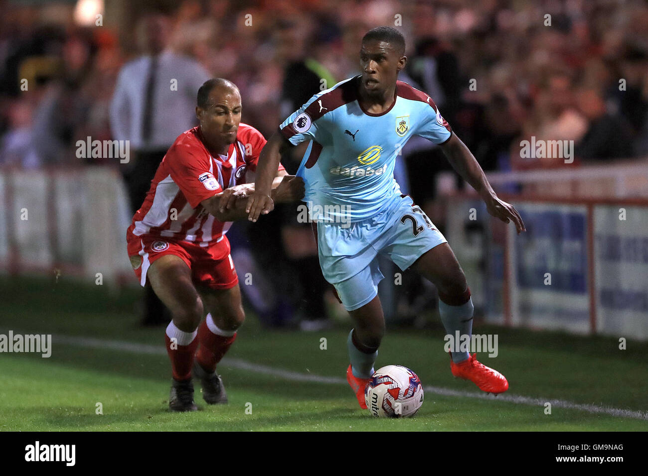 Accrington Stanley's Roumauld Boco (à gauche) et du Burnley Tendayi Darikwa bataille pour la balle au cours de l'EFL Cup, Deuxième tour au stade de Wham, Accrington. Banque D'Images