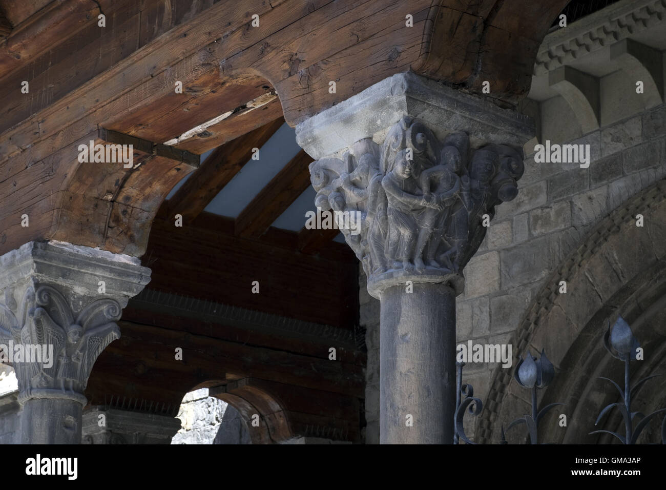 Capitales de l'atrium de la façade sud de la cathédrale de Jaca Banque D'Images