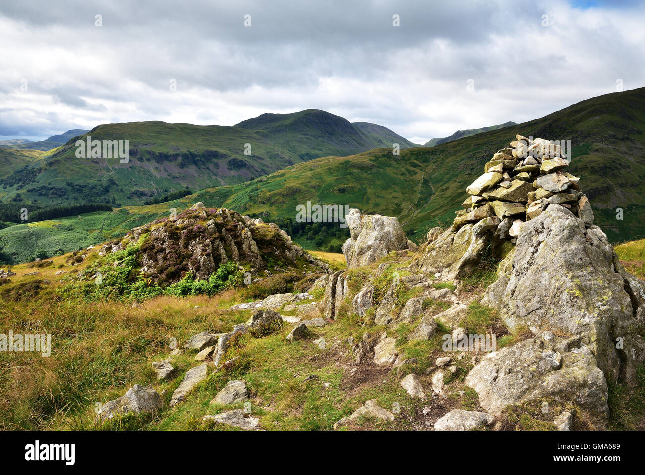 La lumière du soleil sur le Lake District Fells Banque D'Images