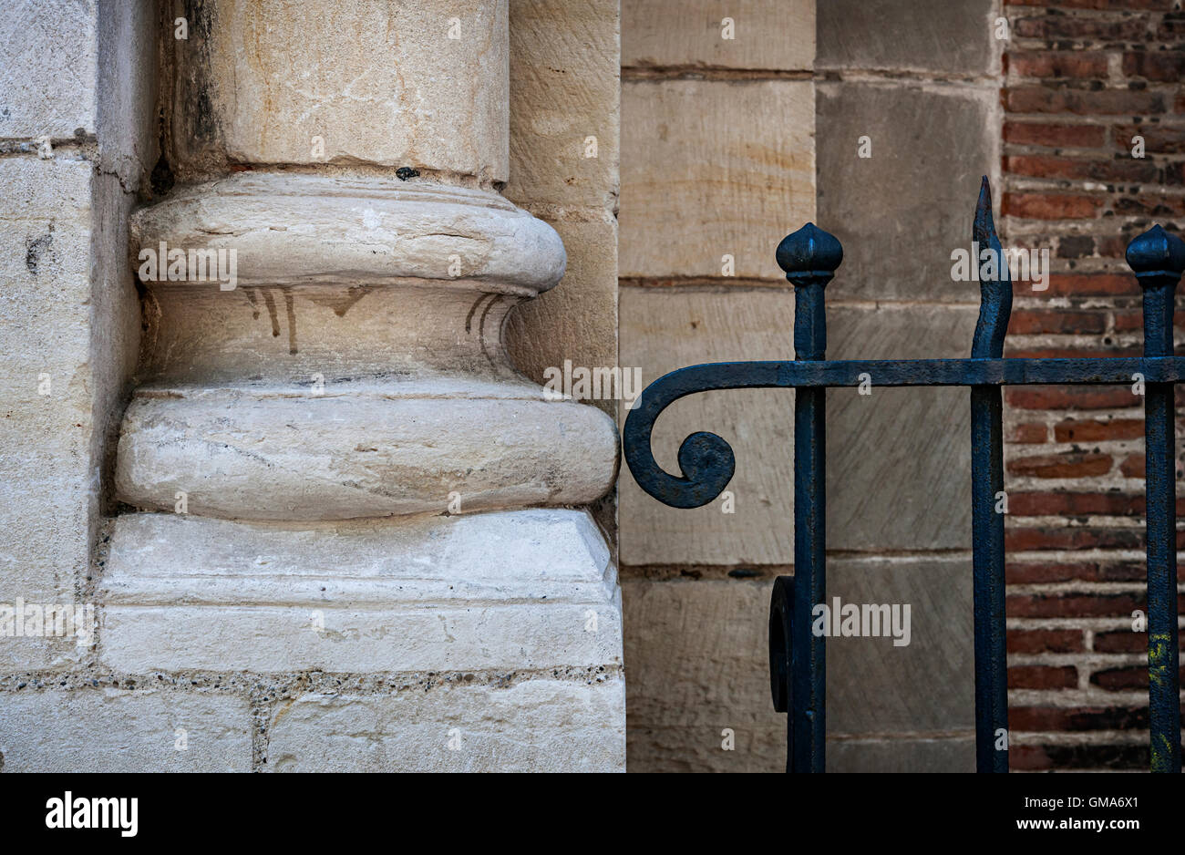 Colonne en pierre vieux socle ou bas et fragment de clôture en fer forgé. Détail architectural de la Basilique Saint-Sernin, Toulouse, F Banque D'Images