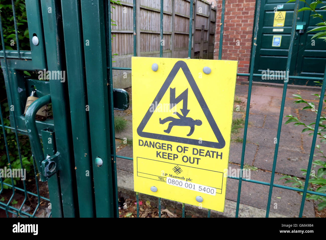 - Sous-station de danger de mort, Garder hors préavis, Norweb Contracting auprès de Warrington, Cheshire, Royaume-Uni Banque D'Images