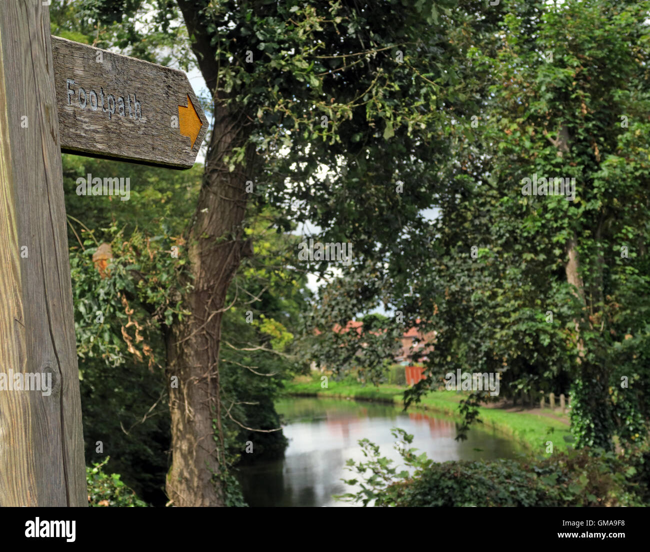 Sentier en bois au bord du canal, Canal de Bridgewater, signe, Grappenhall Warrington, Cheshire, WA4 2PL Banque D'Images