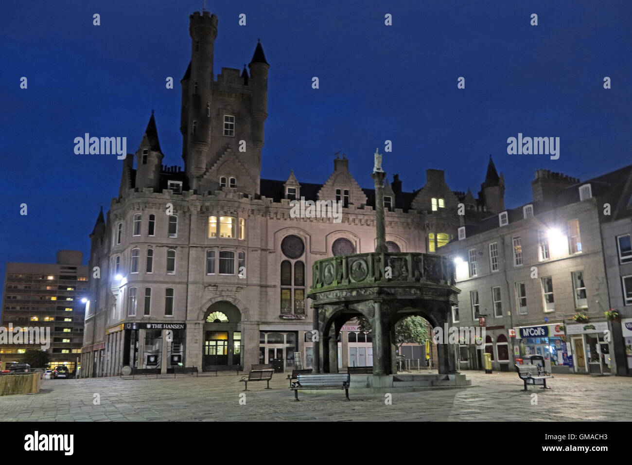 Castlegate, Mercat Cross Centre-ville d'Aberdeen, en Écosse, au crépuscule Banque D'Images