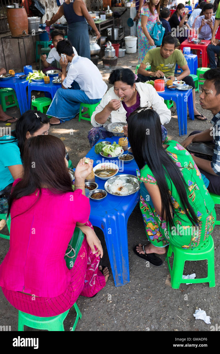 Les jeunes à manger un Street Food Yangon Myanmar Banque D'Images