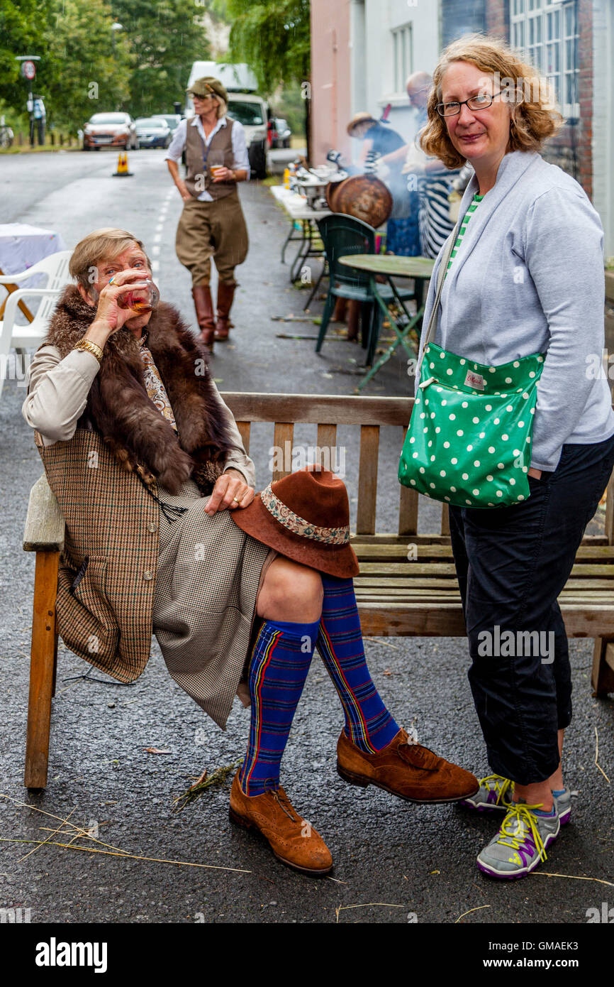 Personnages colorés à l'Assemblée annuelle de la société de feu Rue Du sud la Journée des sports et Dog Show, Lewes, dans le Sussex, UK Banque D'Images