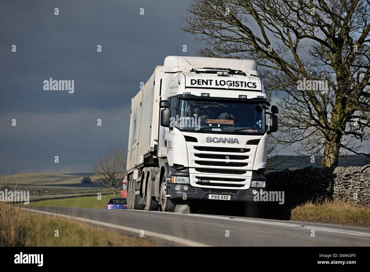 Dent de la logistique Scania R 450 en direction est sur l'A623 près de Tideswell to dans le Derbyshire. Scène d'hiver Banque D'Images