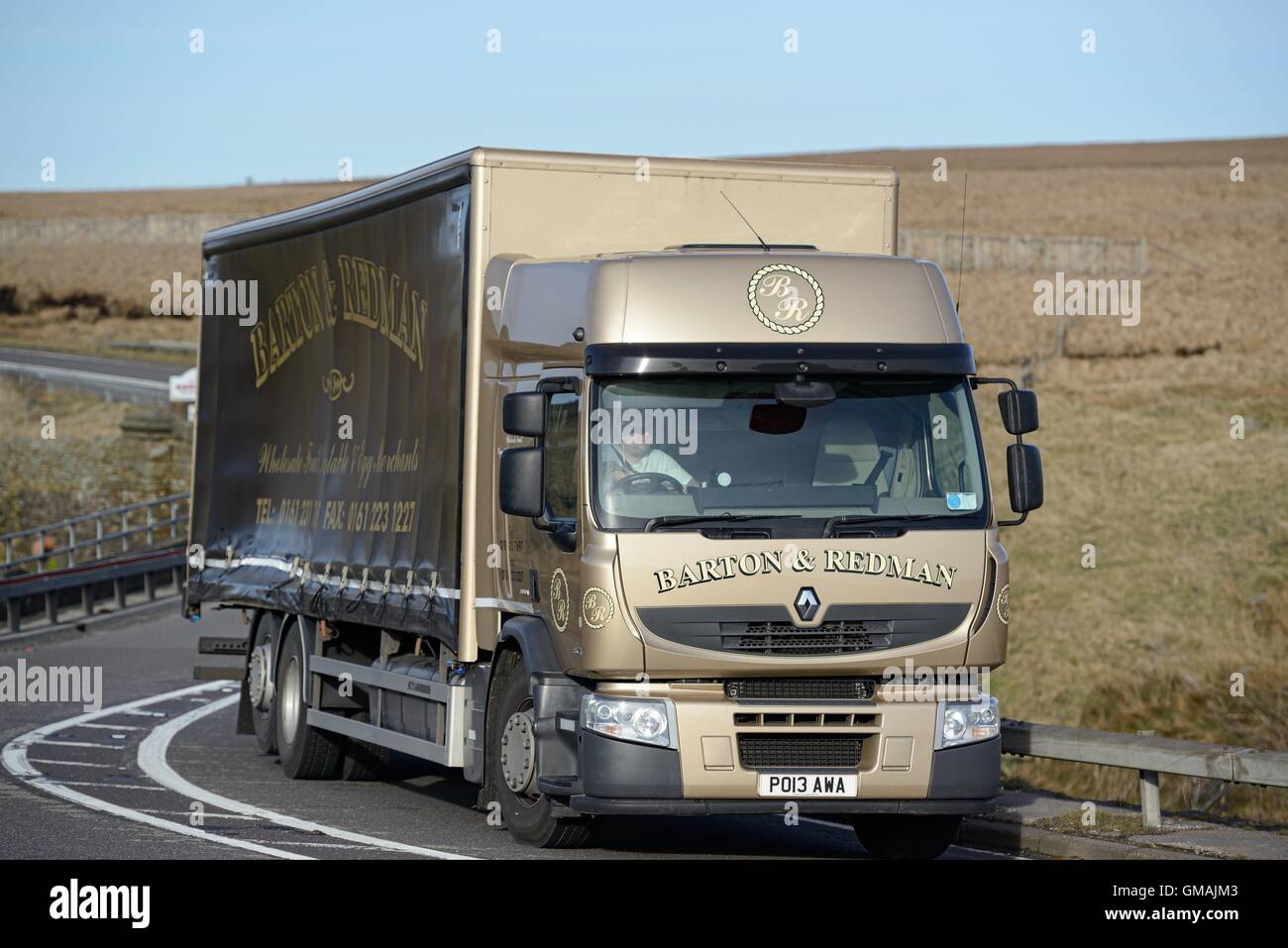 Un Barton et Redman curtainsider Renault truck prend un virage sur un pont sur l'A628 Woodhead Pass Banque D'Images