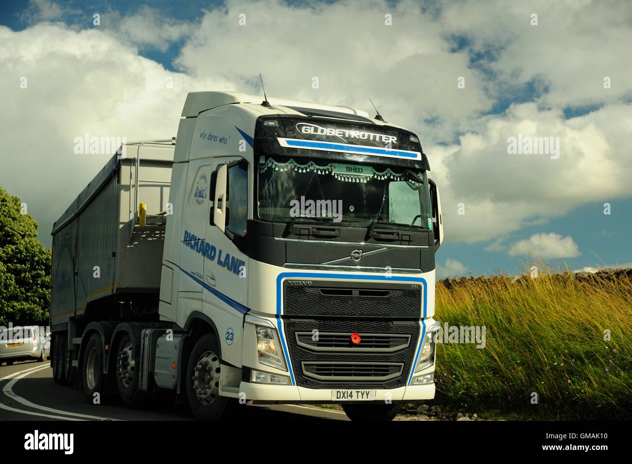 Un Richard Lane Volvo tracteur tractant une remorque benne vrac arrondit un virage dans le Derbyshire, un jour d'été Banque D'Images