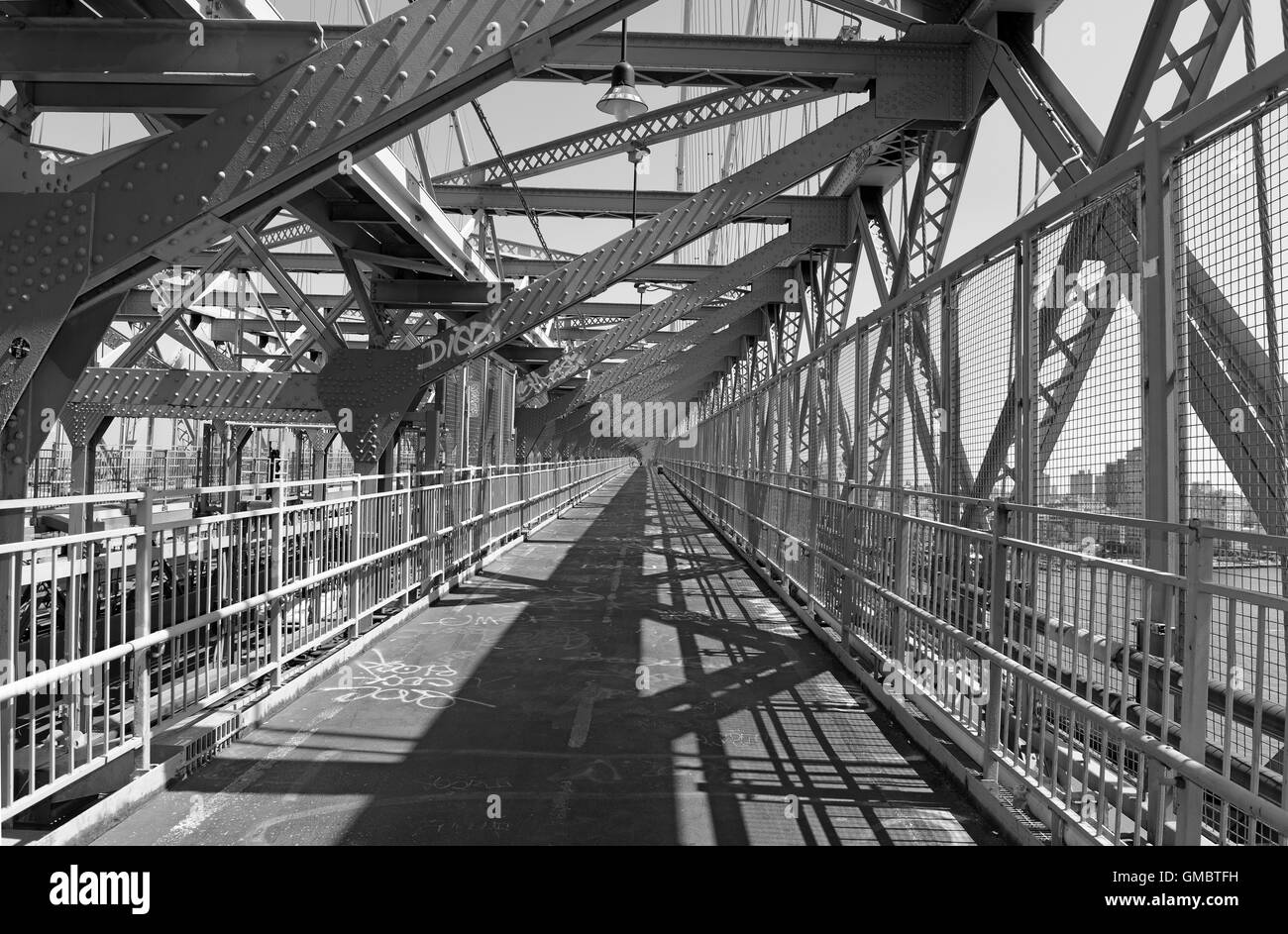 Wiliamsburg Bridge reliant Manhattan et Brooklyn sur l'East River, New York City Banque D'Images