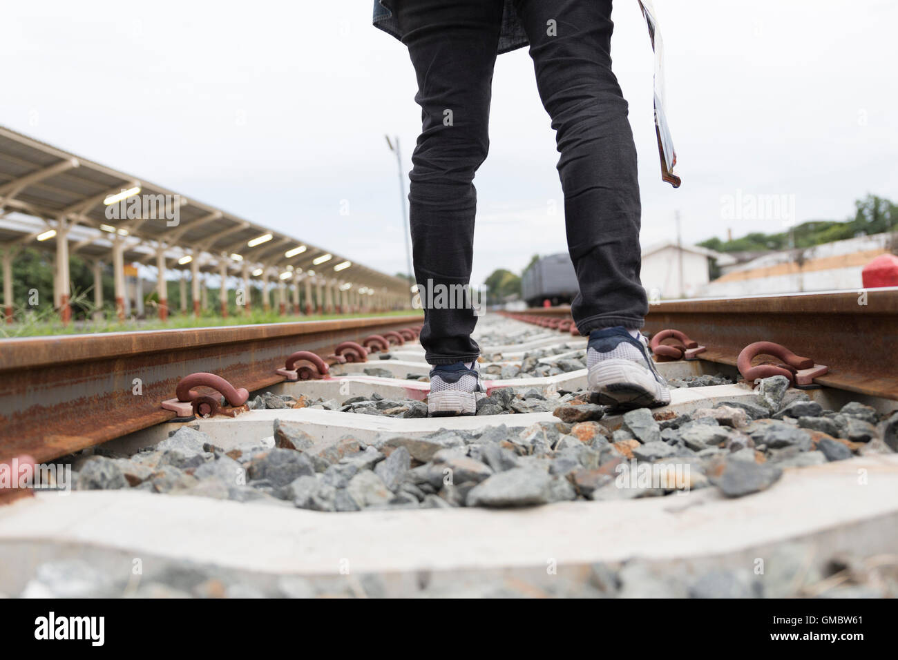 Jeune femme tenant une carte avec sac à dos marche sur chemin de fer à la gare - travel concept Banque D'Images