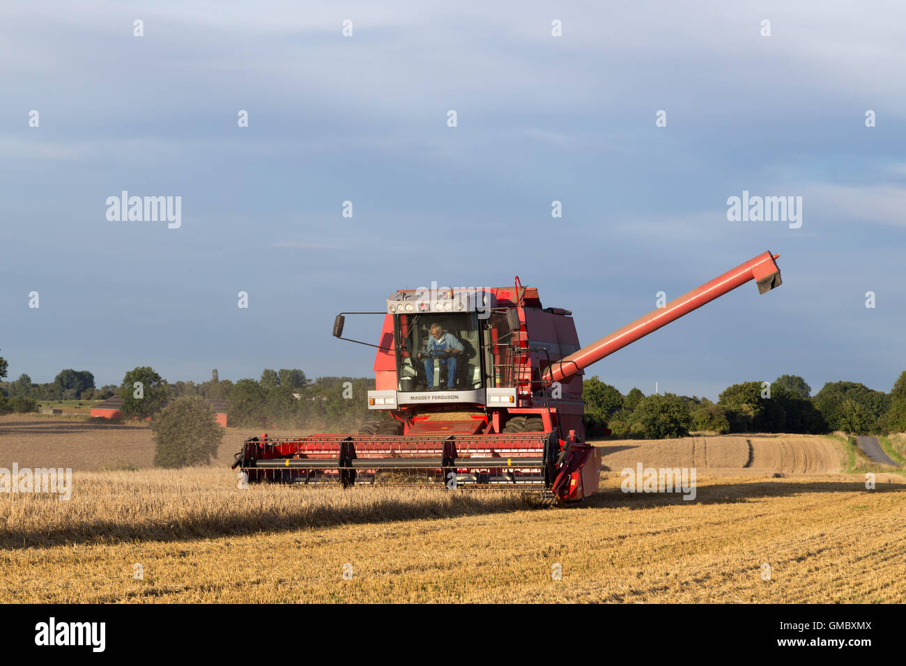 Ramlose, Danemark - 24 août 2016 : vue panoramique sur une moissonneuse-batteuse au travail Banque D'Images