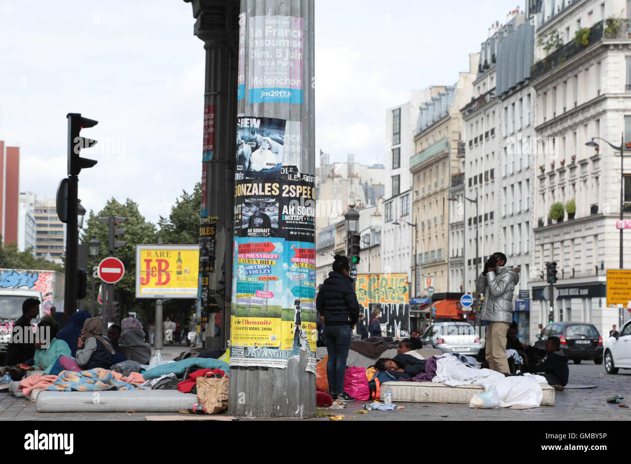 Paris, France. 21 août 2016 Des centaines de migrants, principalement de l'Afrique de l'Est, vivant sous un pont de métro dans Stalingrand,Paris Banque D'Images