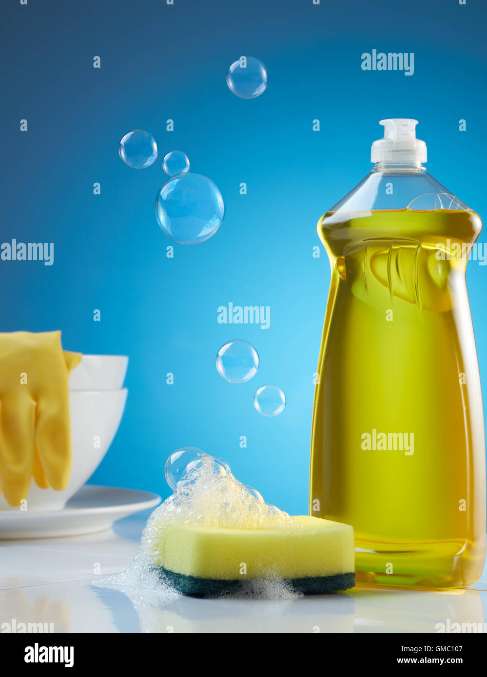 Les produits pour lave-vaisselle avec des bulles de savon et de vaisselle  Photo Stock - Alamy