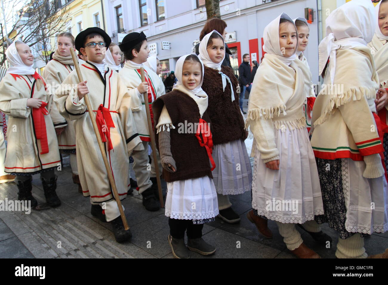 Les enfants bénéficiant d'un festival de l'absolution (Mardi Gras) qui marque le début de 40 jours de jeûne (Mercredi des Cendres) en Slovaquie Banque D'Images