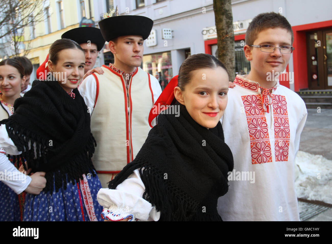 Les jeunes bénéficiant d'un festival de l'absolution (Mardi Gras) qui marque le début de 40 jours de jeûne (Mercredi des Cendres) en Slovaquie. Banque D'Images