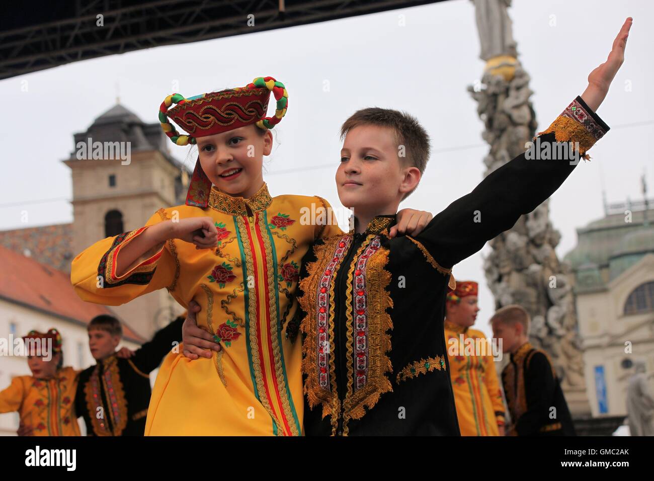 Les enfants de l'ensemble folklorique ukrainien PERLINA à partir de la ville de Lubny (région de Poltava) danser à l'Cassovia Folkfest. Banque D'Images