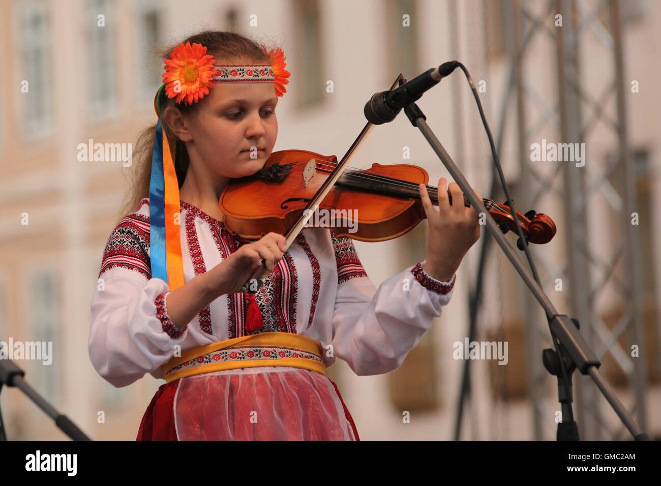 La violoniste de l'ensemble folklorique ukrainien PERLINA à partir de la ville de Lubny (région de Poltava) jouer à la Cassovia Folkfest. Banque D'Images