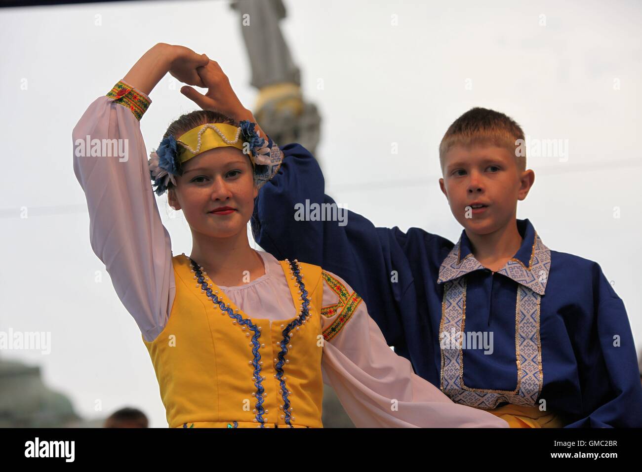 Les enfants de l'ensemble folklorique ukrainien PERLINA à partir de la ville de Lubny (région de Poltava) danser à l'Cassovia Folkfest. Banque D'Images