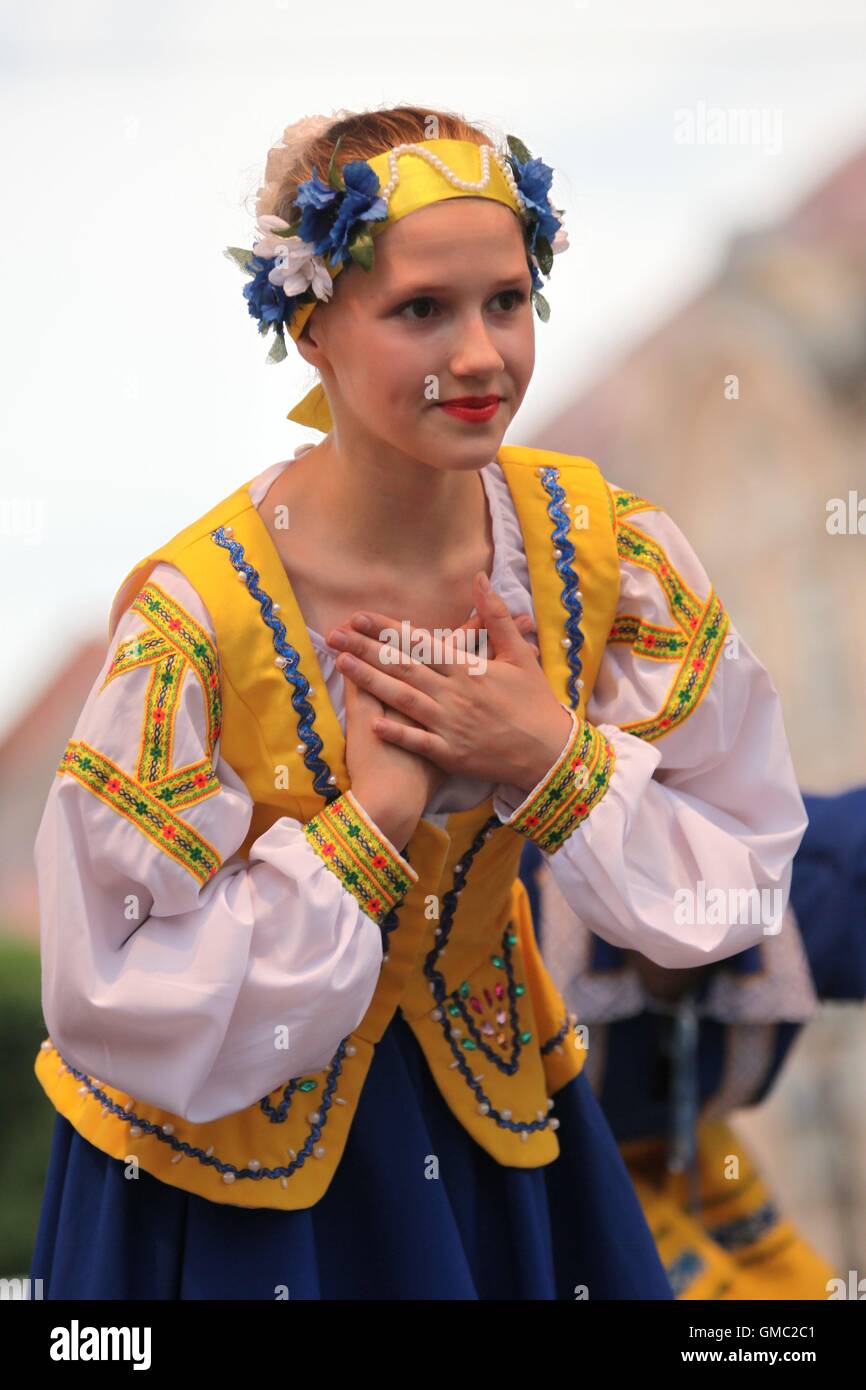 Jeune danseuse de l'ensemble folklorique ukrainien PERLINA à partir de la ville de Lubny (région de Poltava) à la Cassovia Folkfest. Banque D'Images