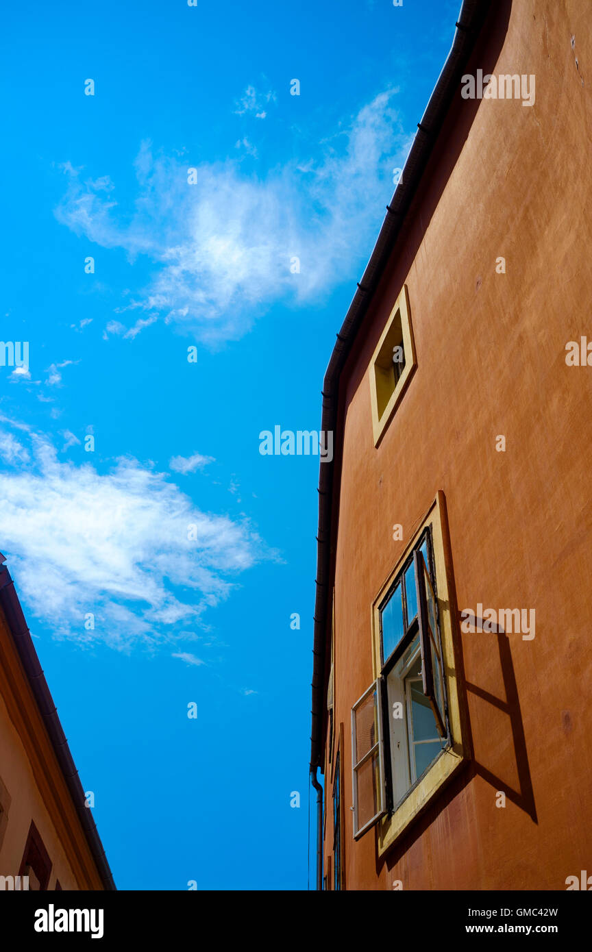 Un mur orange vif contre le ciel bleu Banque D'Images